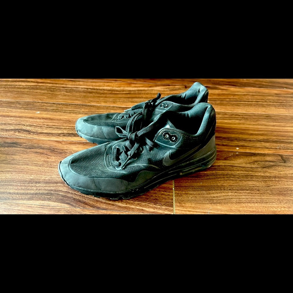 Nikes black sneakers